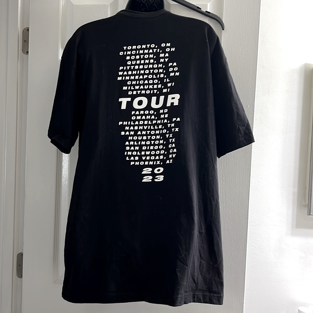 LIKE NEW! 🎹🎵🎤 2023 PINK CONCERT TSHIRT -ONLY WORN ONCE! Unisex XL Chest: 24” - Picture 3 of 5